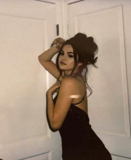 K. on Twitter: "this picture of selena gomez… " Selena Gomez Background, Selena Gomz, Selena Gomez Aesthetic, Aesthetic Face, Selena Gomez Wallpaper, Selena Gomez Album, Aesthetic Funny, Outfits Minimalist, Selena Gomez Cute