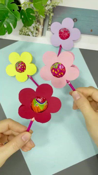 Lollipop Diy Gift, Lollipop Art And Craft, Lollipop Flower Diy, Lollipop Ideas Gift, Craft Projects For 1st Graders, Flower Lollipops Paper, Lollipop Paper Craft, Lollipop Diy Craft, Flower Party Favors For Kids