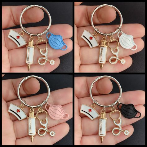 LLavero de nuevo diseño para médico, herramienta médica, estetoscopio, máscara de jeringa, llavero de enfermera, regalo para estudiante de medicina, llavero de recuerdo _ - AliExpress Mobile Nursing Student Quotes, Big Sister Necklace, Nursing Life, Medical Gifts, Sister Necklace, Cute Box, Bullet Journal Art, Keychain Design, Polymer Clay Charms