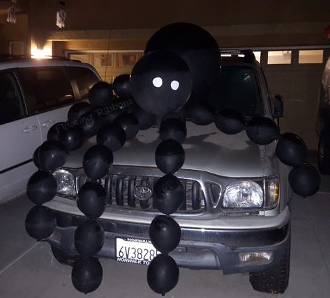 Giant spider (Halloween balloon decor) Jeep Spare Tire Halloween Decorations, Trunk Or Treat Spider Theme, Trunk Or Treat Spider, Spider Trunk Or Treat, Halloween Balloon Decor, Balloon Spider, Halloween Car Decorations, Car Decorating, Spider Theme