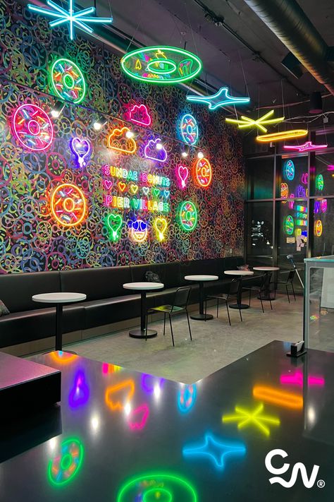 Fun Feature Wall Ideas, Neon Signage Restaurant, Donut Neon Sign, Neon Lights Wall, Wall Neon Decor, Neon Flex Design, Insta Wall, Stationery Store Design, Fun Signage