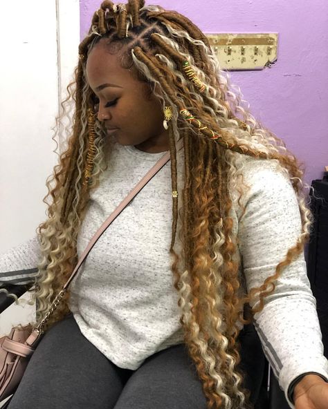 Andreal Bowden on Instagram: “27/613 Messy Bohemian Locs💞💞💞 Inspired by @thejaydacheaves Blonde Locs💜💜💜Book Me📆📆📆(601)395-6197 #goddesslocs #bohemianlocs #ibraid #isew…” Blonde Bohemian Box Braids, Faux Locs Blonde, Bohemian Box Braids, Blonde Locs, Locs Curly, Tree Braids Hairstyles, Half Braided Hairstyles, Bohemian Locs, Twisted Hair