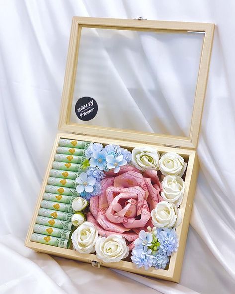 Money Hamper, Ring Box Wedding Diy, Money Gift Idea, Birthday Money Gifts, Hantaran Pernikahan, Wedding Gift Hampers, Wedding Gift Money, Money Flowers, Money Bouquet