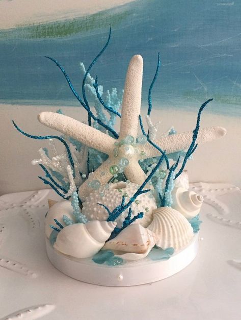 Seashell Arrangements, Wine Glass Decorating, Cut Wine Bottles, Sea Ideas, Beach Centerpieces, Beach Wedding Cake Toppers, Shell Diy, Beach Themed Crafts, Diy Beach Decor