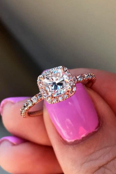 Cushion Cut Wedding Rings, Wedding Ring Cushion, Ring Rosegold, Wedding Rings Round, Trending Engagement Rings, Engagement Ring Rose Gold, Ring Trends, Wedding Rings Halo, Wedding Rings Solitaire