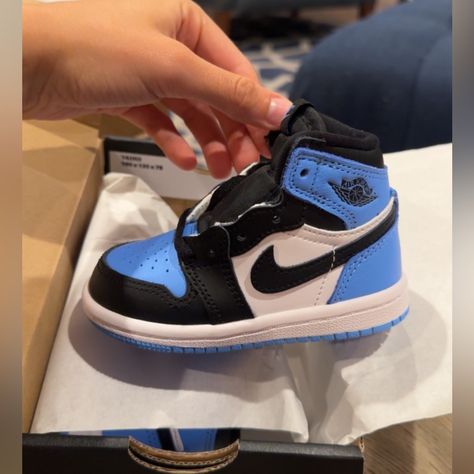 5c Infant Shoe! Baby Jordan Shoes, Sky Shoes, Toddler Nike Shoes, Blue Basketball Shoes, Pretty Sneakers, Baby Jordans, Baby Tumblr, Western Babies