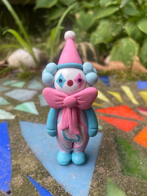 Silly Cursed Pictures, Clown Sculpture Clay, Clown Polymer Clay, Clown Clay Art, Whimsical Clay Art, Tiny Clay Ideas, Clay Clown, Ceramics Sculptures, Clown Stuff