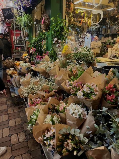 Flower Shop Vintage, Flower Shop Aesthetic Vintage, Floral Shop Aesthetic, Small Flower Shop Interiors, Flower Store Aesthetic, Flower Shop Cafe, Talkin Tennessee, Aesthetic Flower Shop, Flower Shop Owner