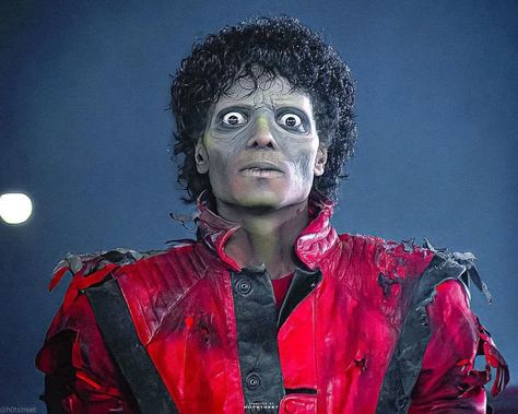 Michael Jackson Zombie, Halloween Wallpaper Cute, Photos Of Michael Jackson, Michael Jackson Thriller, Sports Books, Jackson 5, The Jacksons, Halloween Inspiration, Mullet Hairstyle