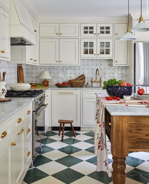 English Style Kitchen, English Cottage Kitchens, Cottage Style Home, English Kitchens, English Cottage Style, All White Kitchen, Gold Kitchen, White Countertops, English Style