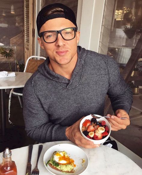 Steve Cook Guy Eating Ice Cream, Fitness Body Men, Fitness Model Workout, Guy Eating, Steve Cook, Model Workout, Fitness Selfie, Fitness Pictures, Guy Pics