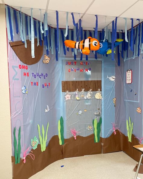 Nemo Classroom Theme, Finding Nemo Bulletin Board Ideas, Finding Nemo Classroom Theme, Nemo Hallway Decorations, Finding Nemo Decorations, Finding Nemo Door Decs, Under The Sea Teacher Door, Hall Decor, Finding Nemo