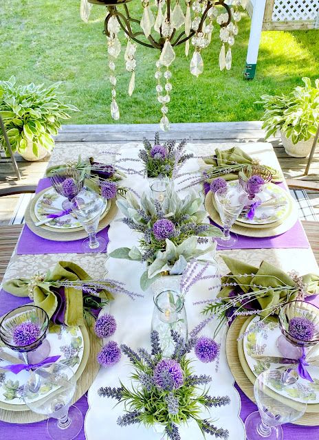 Dining Delight: Lavender & Allium Outdoor Summer Tablescape Purple Table Settings, Dinner Table Set Up, Beautiful Napkin Folding, Spring Table Settings, Summer Tablescapes, Purple Table, Purple Rooms, Dinner Table Setting, Table Setting Decor