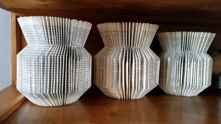 Bookfolding. Hoe maak je een vaas van een boek. Folded Book Art, Diy Vase, Book Folding, Book Pages, A Book, Diy And Crafts, Book Art, Origami, Vase