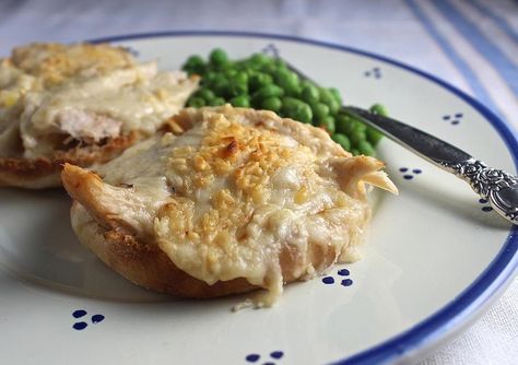 Use Thanksgiving Leftovers to Make Rich and Creamy Turkey Mornay Turkey Mornay, Chicken Mornay, Boneless Chicken Breast Recipes, Cracker Bites, Christmas Leftovers Recipes, Chicken Boneless Breast Recipes, Minute Chicken, Summer Chicken Recipes, Crispy Chicken Tenders