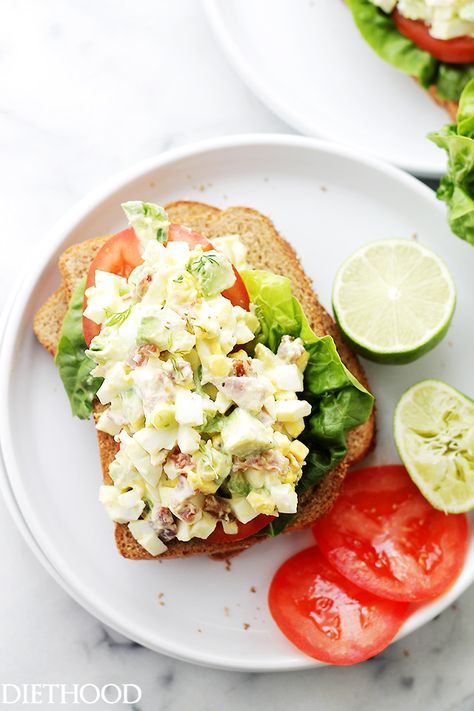 Avocado Egg Salad - Mayo-free, chunky and delicious egg salad with avocados, crunchy bacon, green onions, dill, lime juice and yogurt. Get the recipe on diethood.com Avocado Egg Salad Recipe, Egg Salad Sandwich Recipe, Ketogenic Recipes Dinner, Perfect Salad, Resep Salad, Avocado Egg Salad, Egg Salad Sandwiches, Resep Diet, Egg Salad Recipe