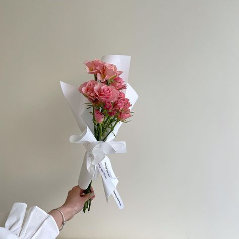 Mini Roses Bouquet, Mini Floral Bouquets, Small Flower Bouquet Aesthetic, Mini Bouquet Flowers, Small Rose Bouquet, Mini Rose Bouquet, Mini Flower Bouquet, Small Bouquet Of Flowers, Single Flower Bouquet