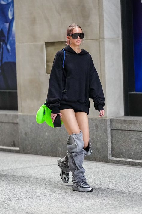 Leg Warmers Are Back. Here's How To Wear Them Leg Warmers Celebrity, Outfits With Leg Warmers, 2000s Looks, 2000s Trends, Male Outfits, Knit Leg Warmers, Autumn Fits, Denim Cutoffs, Shein Style