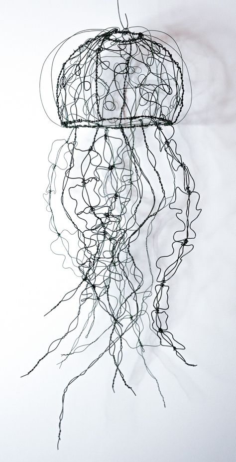 Wire Art Sculpture Easy, Wire Jellyfish, Wire Art Ideas, Jellyfish Sculpture, Wire Sculpting, Metal Wire Sculpture, Crochet Lampshade, Shark Sculpture, Sculpture Wire