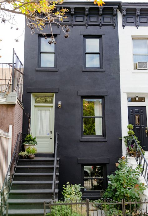 Ny Townhouse, New York Townhouse, Townhouse Exterior, Painted Brick House, Black Houses, Dark House, Townhouse Designs, Brick Exterior House, Casa Exterior