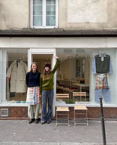 Clothing Shop Interiors, Clothing Studio, Paris Shopping, Shop Interior, 가을 패션, Vintage Store, Concept Store, Beautiful Photo, Minimalist Fashion