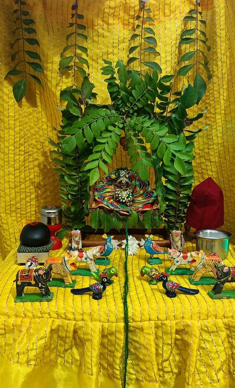 Flower Hindola Decoration, Janmastami Decorations At Home Simple, Janmashtami Decoration Ideas Home Simple, Ganesha Craft, Jhula Decoration, Nail References, Mother And Daughter Drawing, Aarti Thali, Krishna Dress