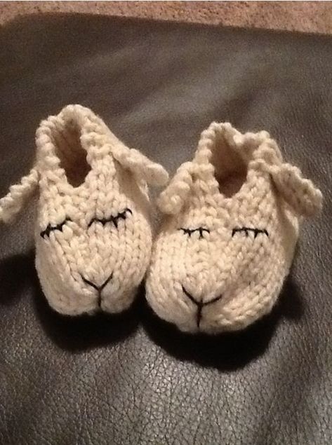 17 cutest sheep patterns that every knitter should try at least once Baby Shoes Diy Pattern, Baby Shoes Diy, Shoes Pattern, Cute Sheep, Hat Knitting, Haken Baby, Knitted Wit, Knitted Slippers, Crochet Slippers