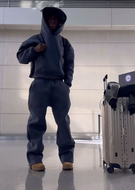 Sweatsuit Aesthetic Men, Boxer Sweatpants Outfit, Guy Tracksuit, Mens Hoodie Outfit Streetwear, Chill Outfits Men, Tracksuit Outfit Mens, Sweatsuit Men, Mens Tracksuits, Sweat Suits Outfits