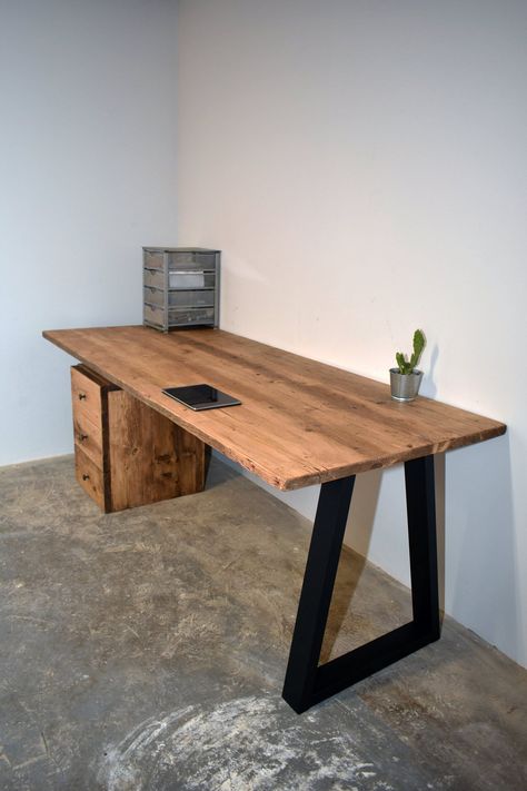 Wooden Work Desk Design, Desk Wood Metal, Pallet Computer Desk, Reclaimed Office Desk, Reclaimed Wood Office Desk, Wood Desk Design, Scaffold Furniture, Reclaimed Dining Table, Guitar Storage