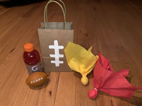 Football Birthday Goodie Bag Ideas, Football Party Favor Ideas, Football Party Goodie Bags, Superbowl Party Favors, Football Birthday Favors, Football 5th Birthday Party, Football Party Favors For Kids, Eagles Party, Football Themed Snacks