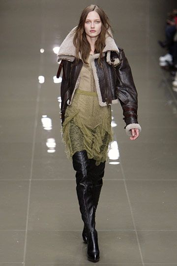 Burberry Prorsum Fall 2010 Shearling Jacket Outfit, Jacket Outfit Women, Aviators Women, Double Collar, Sheepskin Jacket, Winter Chic, Burberry Prorsum, Aviator Jackets, Fur Coats Women