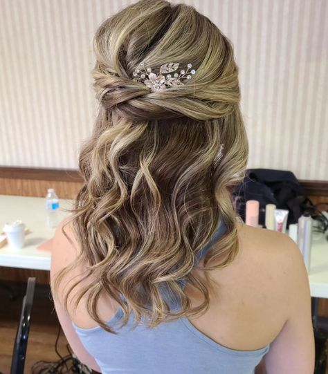 Twisted Wedding Half Up Half Down Hairstyle For Medium Hair Wedding Updos For Medium Hair, Hairstyle For Medium Hair, Half Up Half Down Hairstyle, Down Hairstyle, Half Up Wedding Hair, Half Up Half Down Hairstyles, Up Dos For Medium Hair, Hairstyles For Medium Hair, Hair Balayage