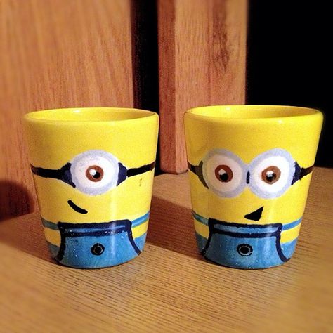 minion shot glasses! Minion Characters, Diy Ceramic, Minions Funny, Shot Glasses, Party Drinks, Glass Cup, Bday Party, Glass Painting, Shot Glass