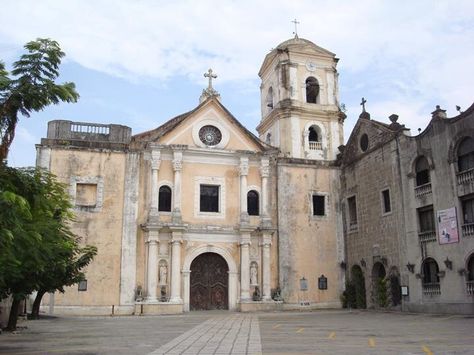 San Agustin Church, Manila. Completed January 19, 1607. The oldest church in the Philippines. San Agustin Church Manila, San Agustin Church, Visiting Philippines, Philippine Architecture, Ilocos Sur, Filipino Architecture, Visit Philippines, Philippine Holidays, Ilocos Norte