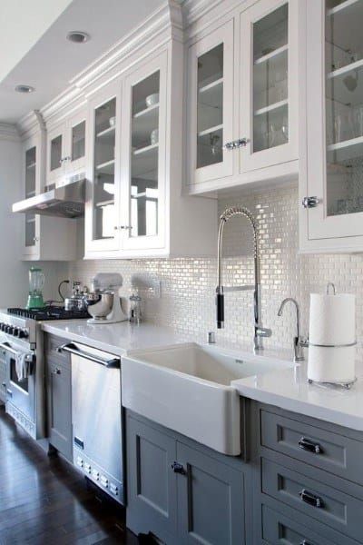 Two Tone Kitchen Cabinets, Farmhouse Kitchen Backsplash, Kitchen Cabinet Trends, Painted Kitchen Cabinets Colors, Kitchen Backsplash Designs, Farmhouse Kitchen Cabinets, Popular Kitchens, New Kitchen Cabinets, Grey Kitchen Cabinets