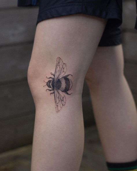 The bee’s knees 🐝 Dm for booking! Bee Tattoo Knee, Bee Knee Tattoo, Over Knee Tattoo, Bend Knee, Patchwork Tattoo, Sibling Tattoos, On Knees, Bee Tattoo, Knee Tattoo