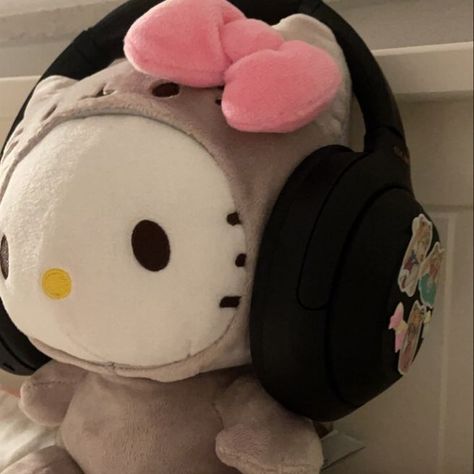 ꒰🍥 ꒱– i'm not the owner﹔☆༘⋆ ʚɞ Sanrio Plushie Pfp, Hello Kitty Plushie Pfp, Hello Kitty Plush Pfp, Sanrio Plushies Aesthetic, Plushie Pfp, Kitty Items, Hello Kitty Images, Kitty Images, Stuffed Animal Cat