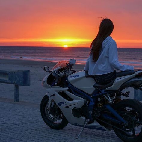 Motor Balap, Xe Ducati, Biker Photoshoot, Bike Aesthetic, Motorcycle Aesthetic, Biker Aesthetic, Female Biker, Bike Photoshoot, Motorbike Girl