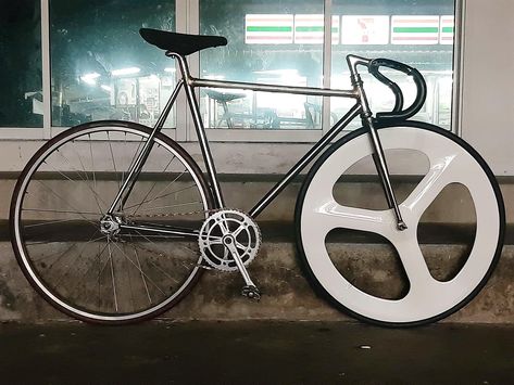 Fixed Gear Bike Design, Classic Fixed Gear Bike, Classic Fixed Gear, Fixie Classic, Fixie Wheels, Aesthetic Bike, Bike Swag, Cycling Inspiration, Bicycle Track