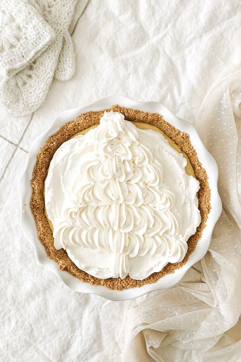 A delicious key lime pie recipe that's tart, sweet and creamy, decorated with a whipped cream Christmas tree. A perfect pie for your holiday baking! Winter Baking Ideas, Citrus Pie, Lime Sour Cream, Sour Cream Pie, Easy Key Lime Pie, Key Lime Recipes, Key Lime Pie Easy, Recipes Winter, From Scratch Recipes