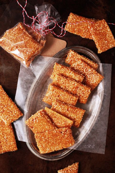 Sesame Snaps, Holiday Baking List, Fresh Snowfall, Classic Candy, Baked Fish, Candy Desserts, Desserts Recipes, Candy Making, Sandwich Cookies