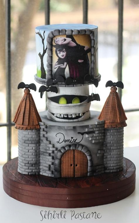 Hotel Transylvania Cake and Cake pops Hotel Transylvania Cake, Transylvania Birthday Party, Hotel Transylvania Birthday Party, Festa Hotel Transylvania, Hotel Transylvania Birthday, Cake And Cake Pops, Hotel Transylvania Party, Snoopy Cake, Pasteles Halloween