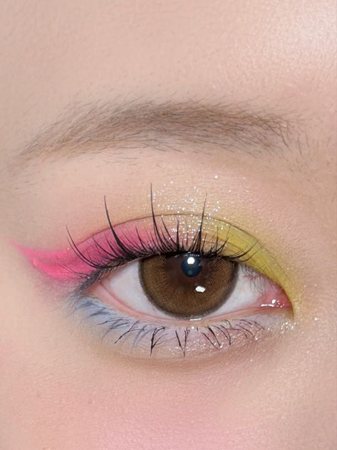 Colorful Hooded Eye Makeup, Round Eyes Makeup, Colourful Eye Makeup, Colour Eyeliner, Makeup For Round Eyes, Colourful Makeup, Douyin Makeup, Hooded Eye Makeup, Round Eyes