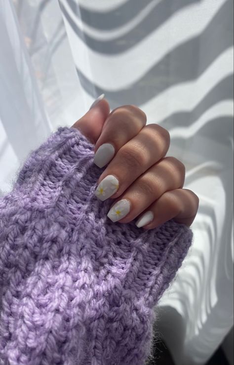 White flower nails, white and yellow glower nails Flower Nail, Flower Nails, White Flower, White Nails, White Flowers, Nails, Flowers, Hair, White