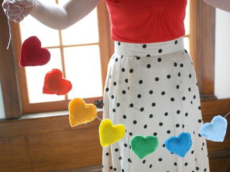 Perfect for Valentine's Day! DIY Rainbow Heart Valentine's Day Garland from Momtastic.com! Adoption Baby Shower, Colorful Slime, Rainbow Banner, Rainbow Order, Heart Banner, Diy Valentine's Day, Felt Banner, Diy Valentines Decorations, Diy Rainbow