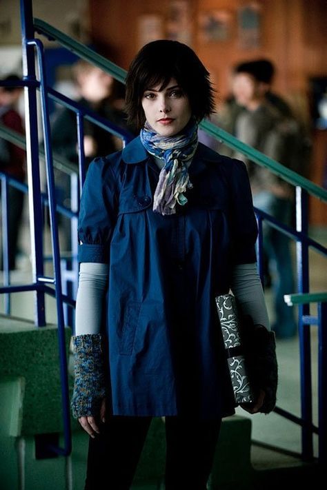 Alice Cullen fingerless gloves Alice Cullen Outfits, Ashley Greene Twilight, New Moon Movie, Alice Twilight, Alice And Jasper, Ashley Green, Twilight Outfits, Vampire Twilight, Twilight Saga New Moon