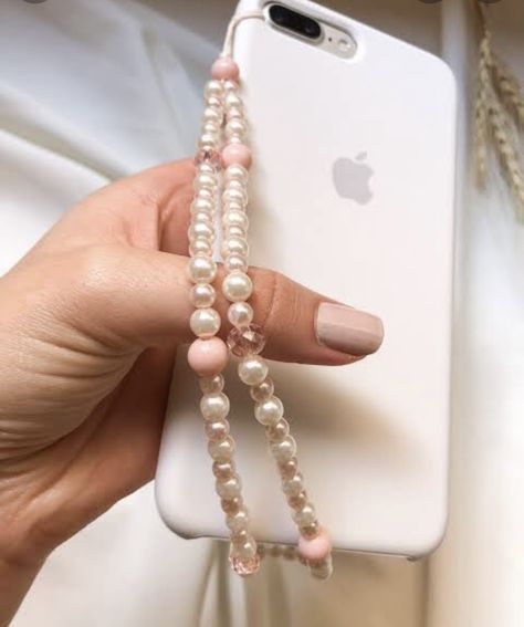 Phone Accessories Diy, Crystal Bead Jewelry, Phone Straps, Bead Charms Diy, Diy Bracelet Designs, Phone Charms, Beads Bracelet Design, Phone Chain, Handmade Jewelry Tutorials