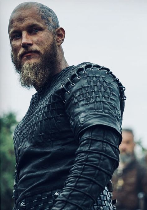 Bald Viking Warrior, North Mythology, Viking Pictures, Viking Wallpaper, Costume Viking, Ragnar Lothbrok Vikings, King Ragnar, Bald Men Style, Beard Tips