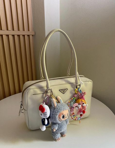 Baggu Bag Accessories, Bag Charms Aesthetic, Prada Bag Aesthetic, Decorated Tote Bags, Hamptons Coastal, Accessorize Bags, My Style Bags, Inside My Bag, Vintage Prada