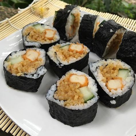 resep sushi indomie dan cara membuat sushi isi indomie goreng lengkap bahan-bahan membuat sushi mie goreng ala resto dan proses pembuatan sushimie anak kost Resep Sushi, Mie Goreng, Cooking Tutorials, Sushi Bar, Yokohama, Personal Blog, Judi Online, Indonesia, Instagram Photos